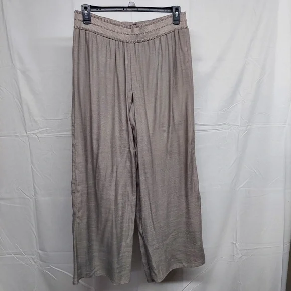 Women’s Medium pants. Super comfy! - Picture 2 of 3